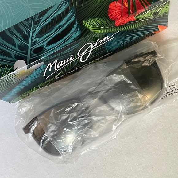 Maui Jim Hulili Polarized Sunglasses Matte Black MJ0672S-001 - Picture 9 of 10